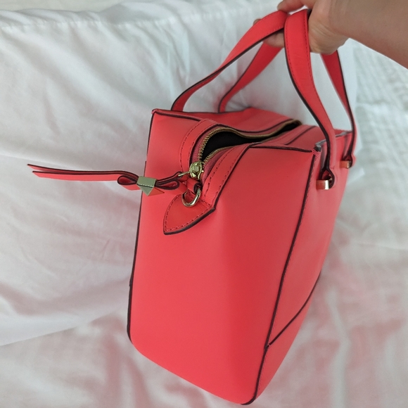 Kate Spade bow tote 🩷🖤 Limited time 60$ 🖤🩷 - Picture 4 of 12